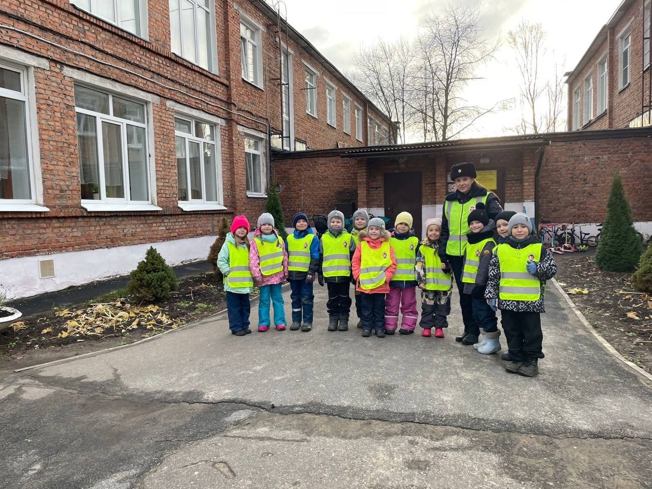 Пока школьники находились на каникулах дошкольники активно повторяли Правила дорожного движения!! Пока школьники находились на каникулах дошкольники активно повторяли Правила дорожного движения!!