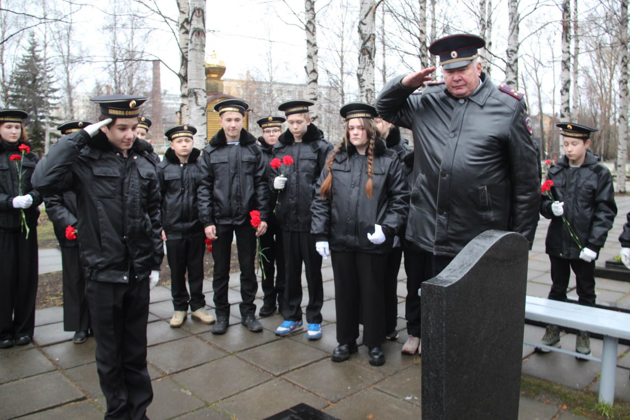 В преддверии Дня памяти сотрудников органов внутренних дел Российской Федерации, погибших при выполнении служебных обязанностей, который отмечается 8 ноября, председатель Архангельской региональной общественной организации... В преддверии Дня памяти сотрудников органов внутренних дел Российской Федерации, погибших при выполнении служебных обязанностей, который отмечается 8 ноября, председатель Архангельской региональной общественной организации...