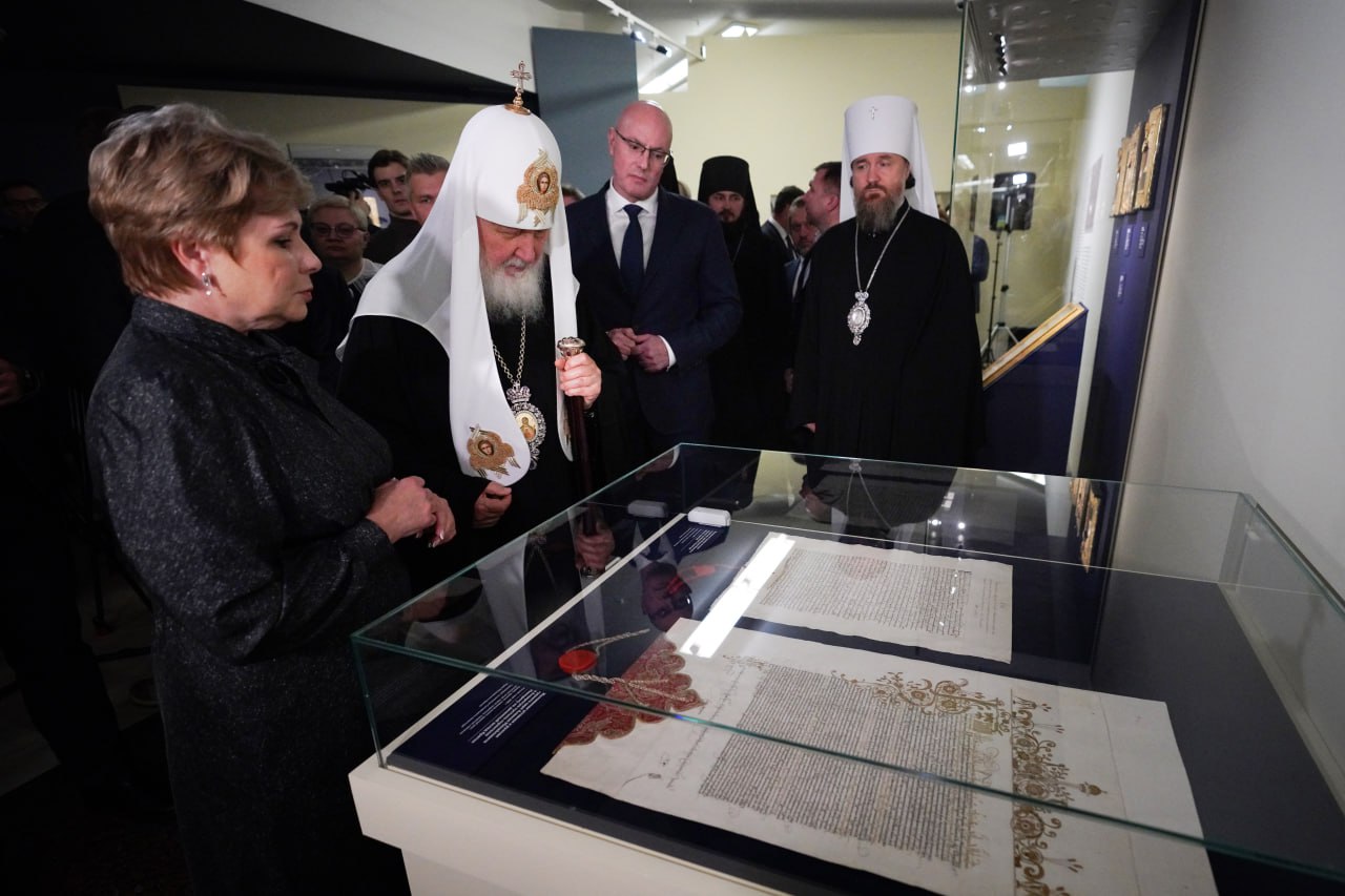 Дмитрий Чернышенко и Патриарх Московский и всея Руси Кирилл открыли выставку, посвященную 600-летию Соловецкого монастыря Дмитрий Чернышенко и Патриарх Московский и всея Руси Кирилл открыли выставку, посвященную 600-летию Соловецкого монастыря