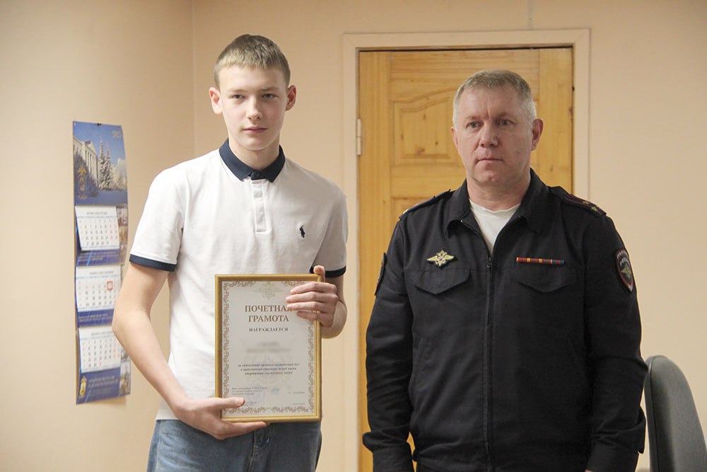 Начальник УМВД России по г. Архангельску Павел Казанцев вручил Почетные грамоты регионального УМВД пяти жителям столицы Поморья, не оставшимся в стороне от чужой беды Начальник УМВД России по г. Архангельску Павел Казанцев вручил Почетные грамоты регионального УМВД пяти жителям столицы Поморья, не оставшимся в стороне от чужой беды