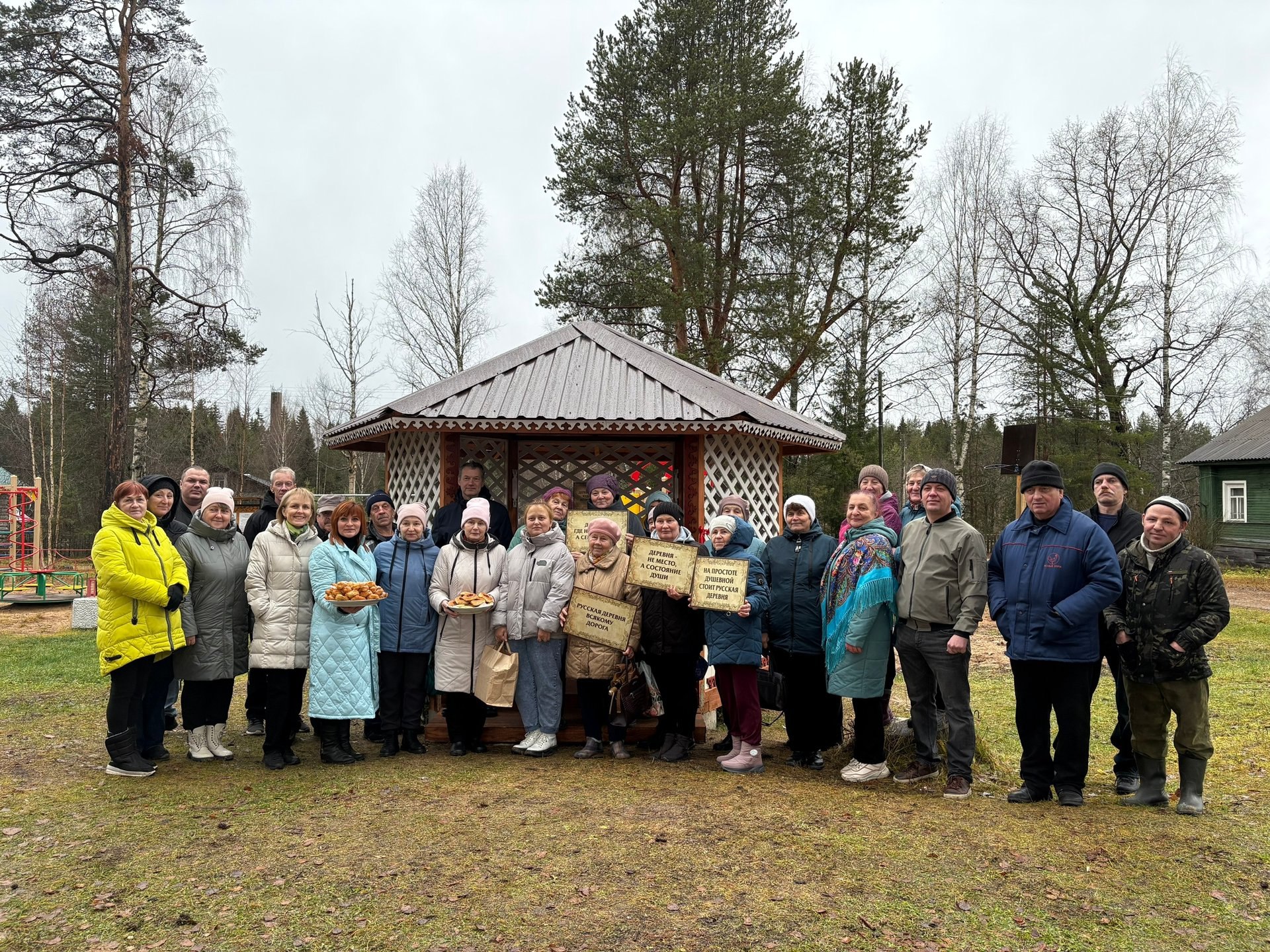 Вчера в деревне Козловской Вельского района состоялось торжественное открытие арт-объекта «Беседка для отдыха» Вчера в деревне Козловской Вельского района состоялось торжественное открытие арт-объекта «Беседка для отдыха»