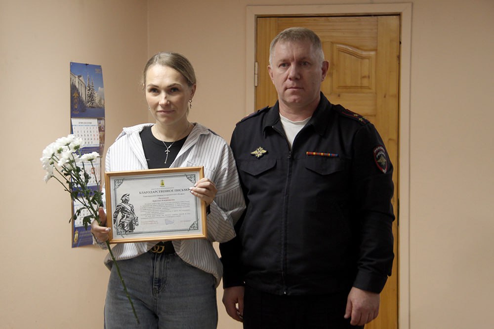 Начальник УМВД России по г. Архангельску Павел Казанцев вручил Почетные грамоты регионального УМВД пяти жителям столицы Поморья, не оставшимся в стороне от чужой беды Начальник УМВД России по г. Архангельску Павел Казанцев вручил Почетные грамоты регионального УМВД пяти жителям столицы Поморья, не оставшимся в стороне от чужой беды