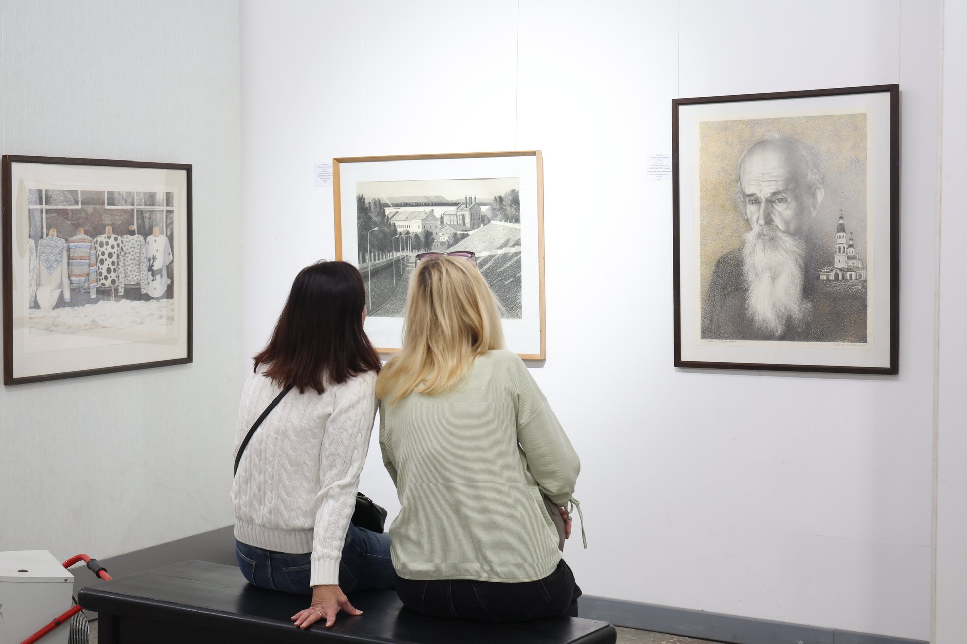 В эти минуты в Выставочном зале Союза художников открылась межрегиональная выставка «Архангельские художники и друзья», посвященная 90-летию Архангельского отделения союза художников В эти минуты в Выставочном зале Союза художников открылась межрегиональная выставка «Архангельские художники и друзья», посвященная 90-летию Архангельского отделения союза художников