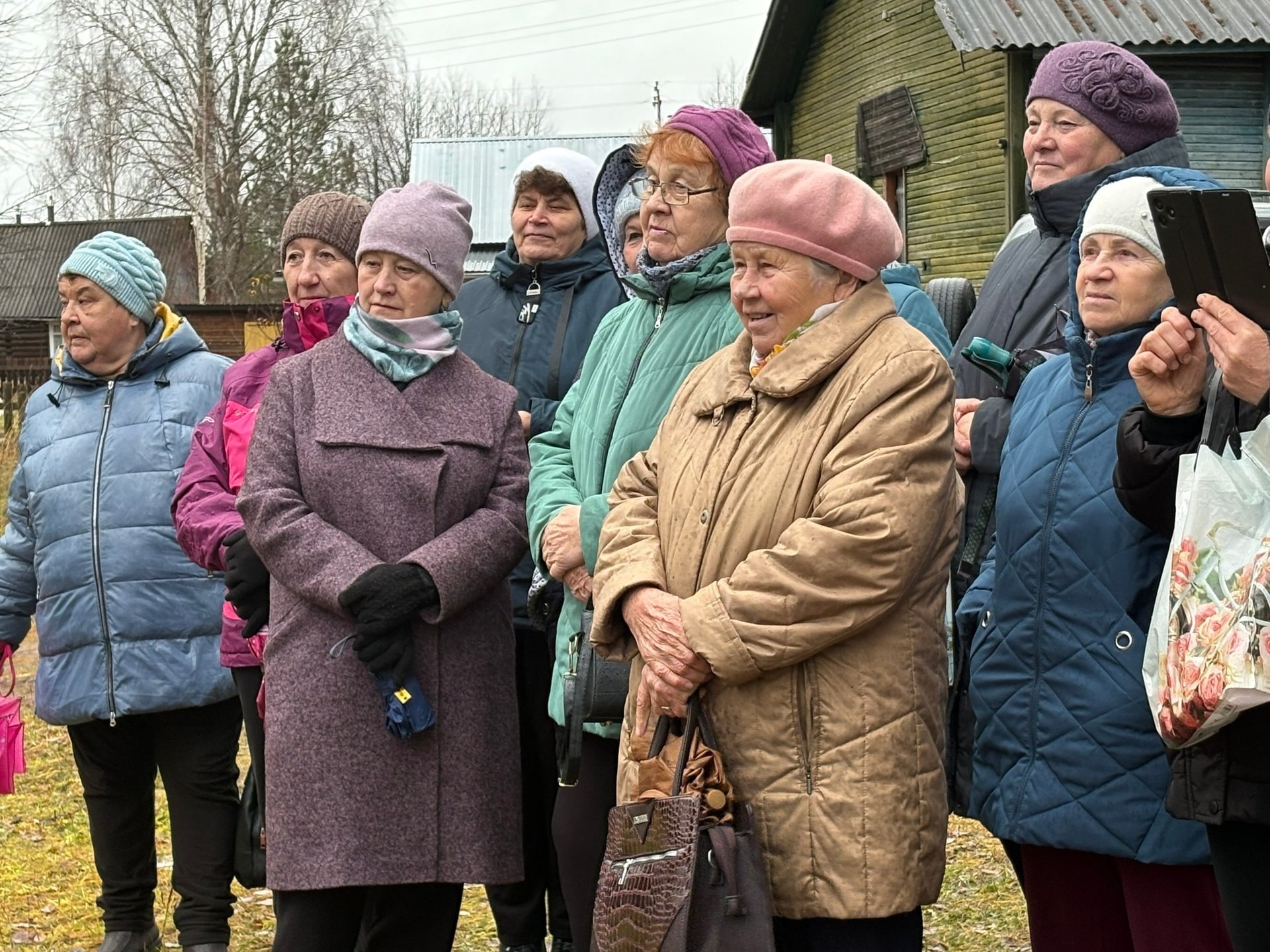 Вчера в деревне Козловской Вельского района состоялось торжественное открытие арт-объекта «Беседка для отдыха» Вчера в деревне Козловской Вельского района состоялось торжественное открытие арт-объекта «Беседка для отдыха»