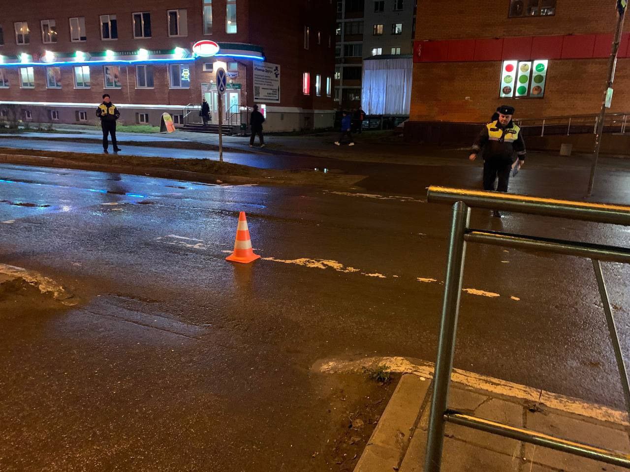 Сегодня в 16:32 в г. Архангельске на нерегулируемом пешеходном переходе в районе перекрестка неравнозначных дорог пр. Новгородский и ул. Выучейского, неустановленный водитель, управляя а/м "Ssang Yiong", совершил наезд на... Сегодня в 16:32 в г. Архангельске на нерегулируемом пешеходном переходе в районе перекрестка неравнозначных дорог пр. Новгородский и ул. Выучейского, неустановленный водитель, управляя а/м "Ssang Yiong", совершил наезд на...