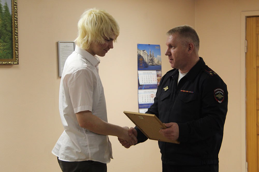 Начальник УМВД России по г. Архангельску Павел Казанцев вручил Почетные грамоты регионального УМВД пяти жителям столицы Поморья, не оставшимся в стороне от чужой беды Начальник УМВД России по г. Архангельску Павел Казанцев вручил Почетные грамоты регионального УМВД пяти жителям столицы Поморья, не оставшимся в стороне от чужой беды