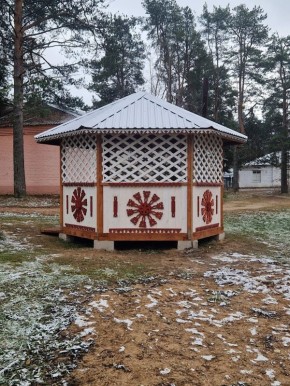 Вчера в деревне Козловской Вельского района состоялось торжественное открытие арт-объекта «Беседка для отдыха»