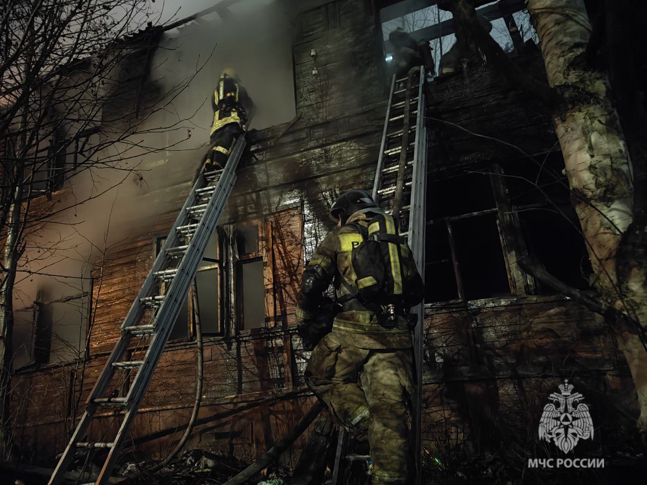 Что горит в Архангельске?. Отвечаем: Сегодня в 17:16 поступило сообщение, что по улице Шабалина, 11 произошёл пожар в двухэтажном нежилом деревянном доме Что горит в Архангельске?. Отвечаем: Сегодня в 17:16 поступило сообщение, что по улице Шабалина, 11 произошёл пожар в двухэтажном нежилом деревянном доме