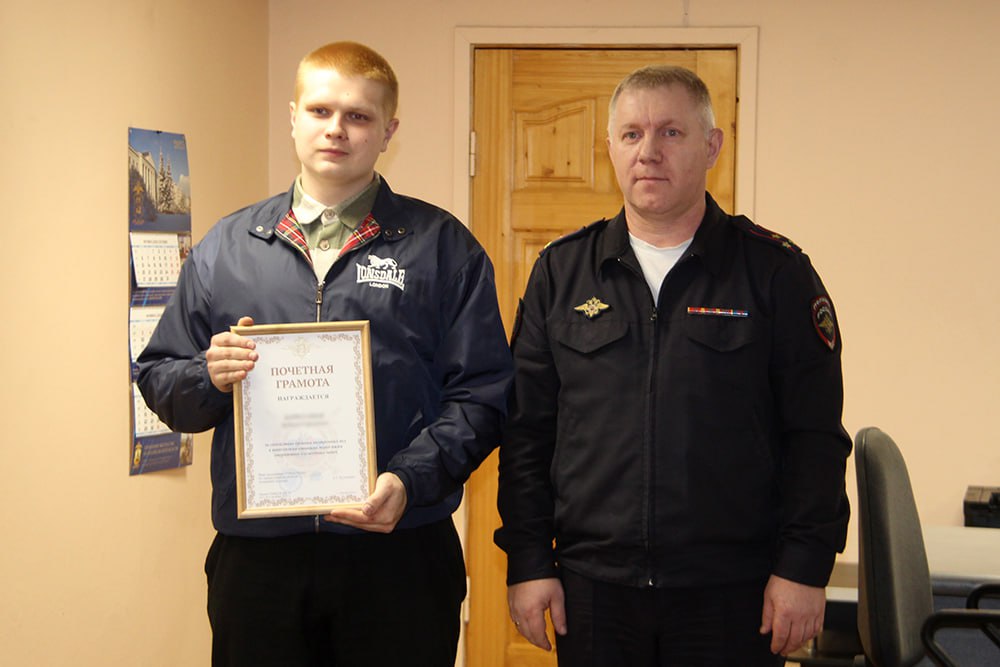 Начальник УМВД России по г. Архангельску Павел Казанцев вручил Почетные грамоты регионального УМВД пяти жителям столицы Поморья, не оставшимся в стороне от чужой беды Начальник УМВД России по г. Архангельску Павел Казанцев вручил Почетные грамоты регионального УМВД пяти жителям столицы Поморья, не оставшимся в стороне от чужой беды