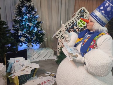 Вот это новость! Наш любимый Архангельский Снеговик получил самое сказочное приглашение этой зимы — он едет на день рождения к самому Деду Морозу в Великий Устюг!