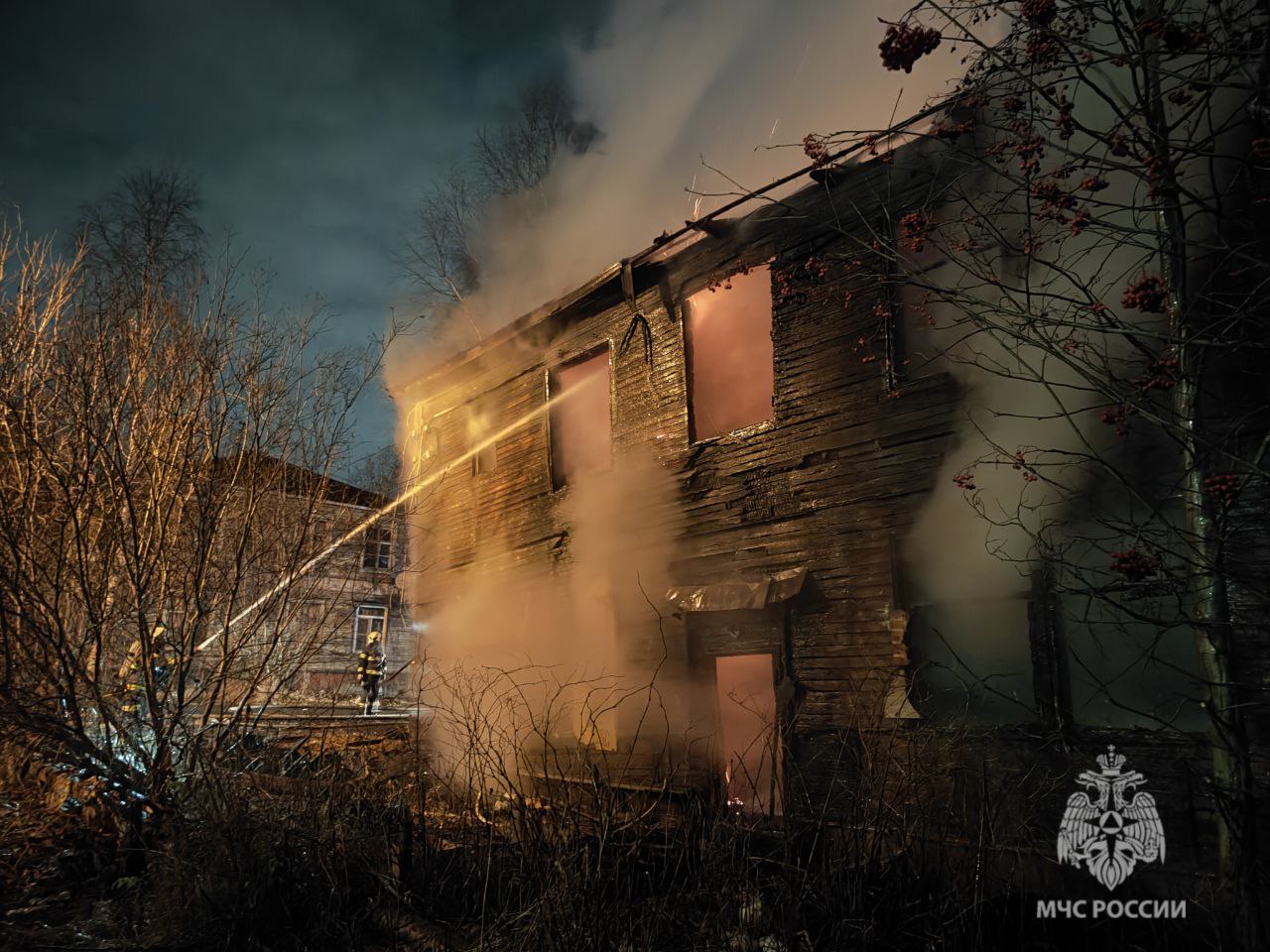 Что горит в Архангельске?. Отвечаем: Сегодня в 17:16 поступило сообщение, что по улице Шабалина, 11 произошёл пожар в двухэтажном нежилом деревянном доме Что горит в Архангельске?. Отвечаем: Сегодня в 17:16 поступило сообщение, что по улице Шабалина, 11 произошёл пожар в двухэтажном нежилом деревянном доме