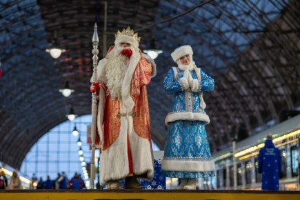 9 ноября главный зимний волшебник страны у себя на родине, в Великом Устюге, проверит готовность поезда Деда Мороза и отправится на нём во Владивосток