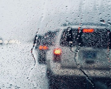 Госавтоинспекция Архангельской области призывает водителей и пешеходов быть предельно внимательными на дорогах при неблагоприятных погодных условиях