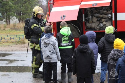 Пожарные познакомили архангельских школьников со своей профессией