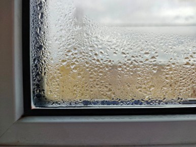 Как избежать запотевания окон: советы по предотвращению конденсата