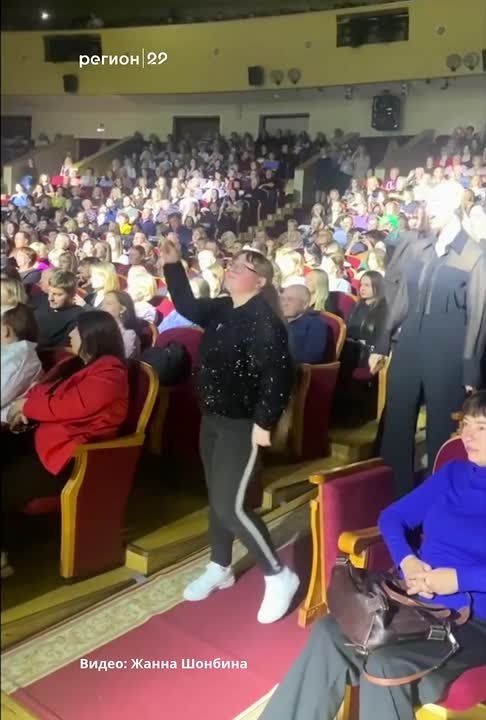 Жанна Шонбина пришла на концерт Татьяны Булановой в Архангельске и прославилась! Видео её заводных танцев посмотрели миллионы