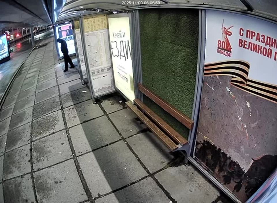 В Архангельске на площади Ленина неизвестных разбил стекло остановочного павильона