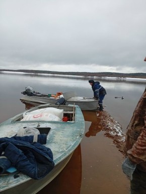 «Неужели будем с хлебом?!? Очень хочется своего хлебушка спасибо Вам и мужчинам!» – благодарит Оля Шубина, жительница старой мезенской деревни Азаполье всех, кто причастен к доставке провизии в деревню
