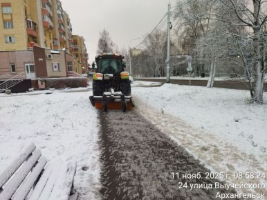 Осадки не прекращаются, и уже вторые сутки на городских улицах идут работы по очистке тротуаров и проезжей части от снега