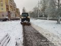Осадки не прекращаются, и уже вторые сутки на городских улицах идут работы по очистке тротуаров и проезжей части от снега