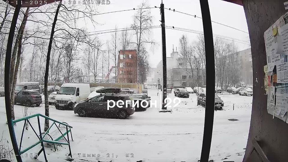 ЧП при разборке здания на Тимме – провалился экскаватор