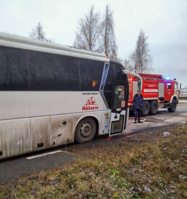 На трассе в Котласском округе загорелся рейсовый автобус На трассе в Котласском округе загорелся рейсовый автобус