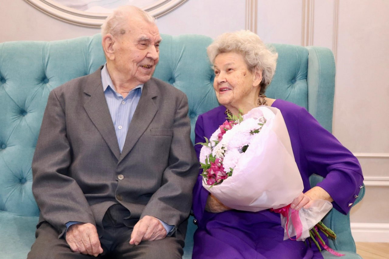 Игорь Арсентьев: Сегодня в Почётную книгу отдела ЗАГС по Северодвинску внесена ещё одна знаменательная запись Игорь Арсентьев: Сегодня в Почётную книгу отдела ЗАГС по Северодвинску внесена ещё одна знаменательная запись