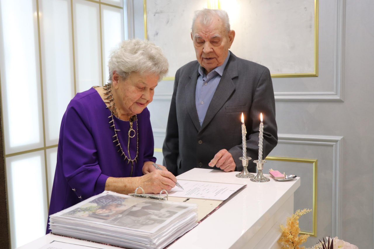 Игорь Арсентьев: Сегодня в Почётную книгу отдела ЗАГС по Северодвинску внесена ещё одна знаменательная запись Игорь Арсентьев: Сегодня в Почётную книгу отдела ЗАГС по Северодвинску внесена ещё одна знаменательная запись