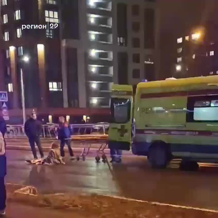 Полиция продолжает искать автомобиль и водителя, сбившего двух девушек в центре Архангельска