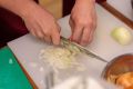 Гениальный и простой способ резки: как мелко покрошить луковицу за минуту