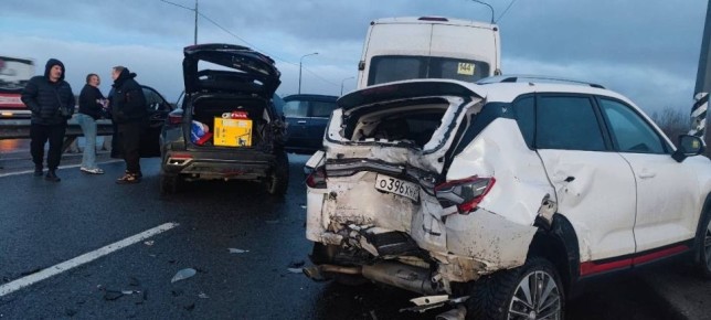 Фотографиями с места ДТП делятся очевидцы