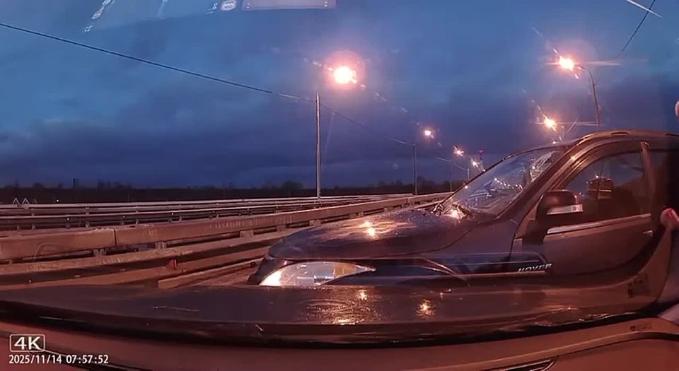 Появилось видео столкновения маршрутки с тремя автомобилями