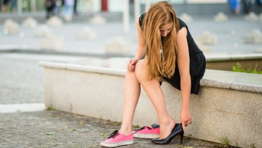 Вот как правильно носить кроссовки с платьем: подруги вам обзавидуются