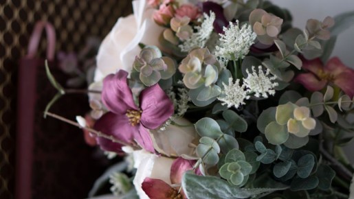 Искусственные цветы затмят красотой настоящие: поможет одна хитрость с водой