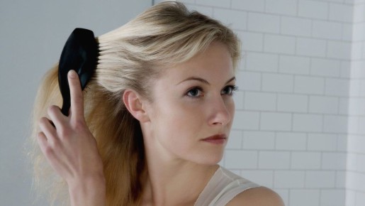 Волосы с расчески отпадут сами без лишних хлопот: советский актуальный лайфхак