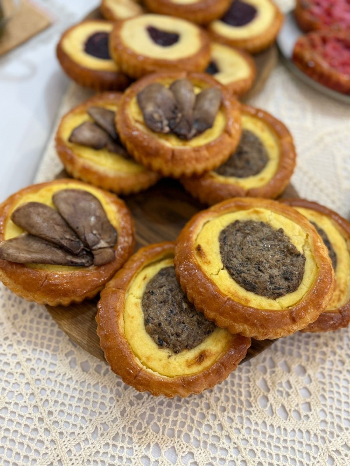 Румяные, пышные, ароматные северные шанежки боролись за звание самой- самой вкусной и красивой шаньги в городе Румяные, пышные, ароматные северные шанежки боролись за звание самой- самой вкусной и красивой шаньги в городе