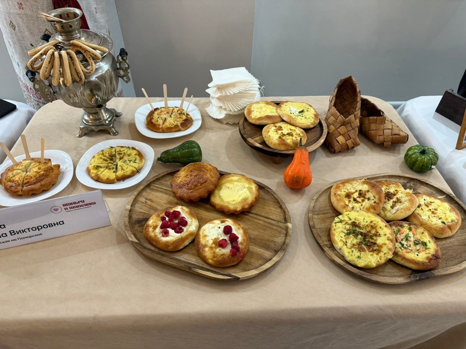 Румяные, пышные, ароматные северные шанежки боролись за звание самой- самой вкусной и красивой шаньги в городе Румяные, пышные, ароматные северные шанежки боролись за звание самой- самой вкусной и красивой шаньги в городе