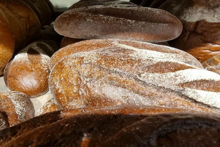 Простой рецепт без дрожжей: как приготовить домашний хлеб на кефире за 5 шагов