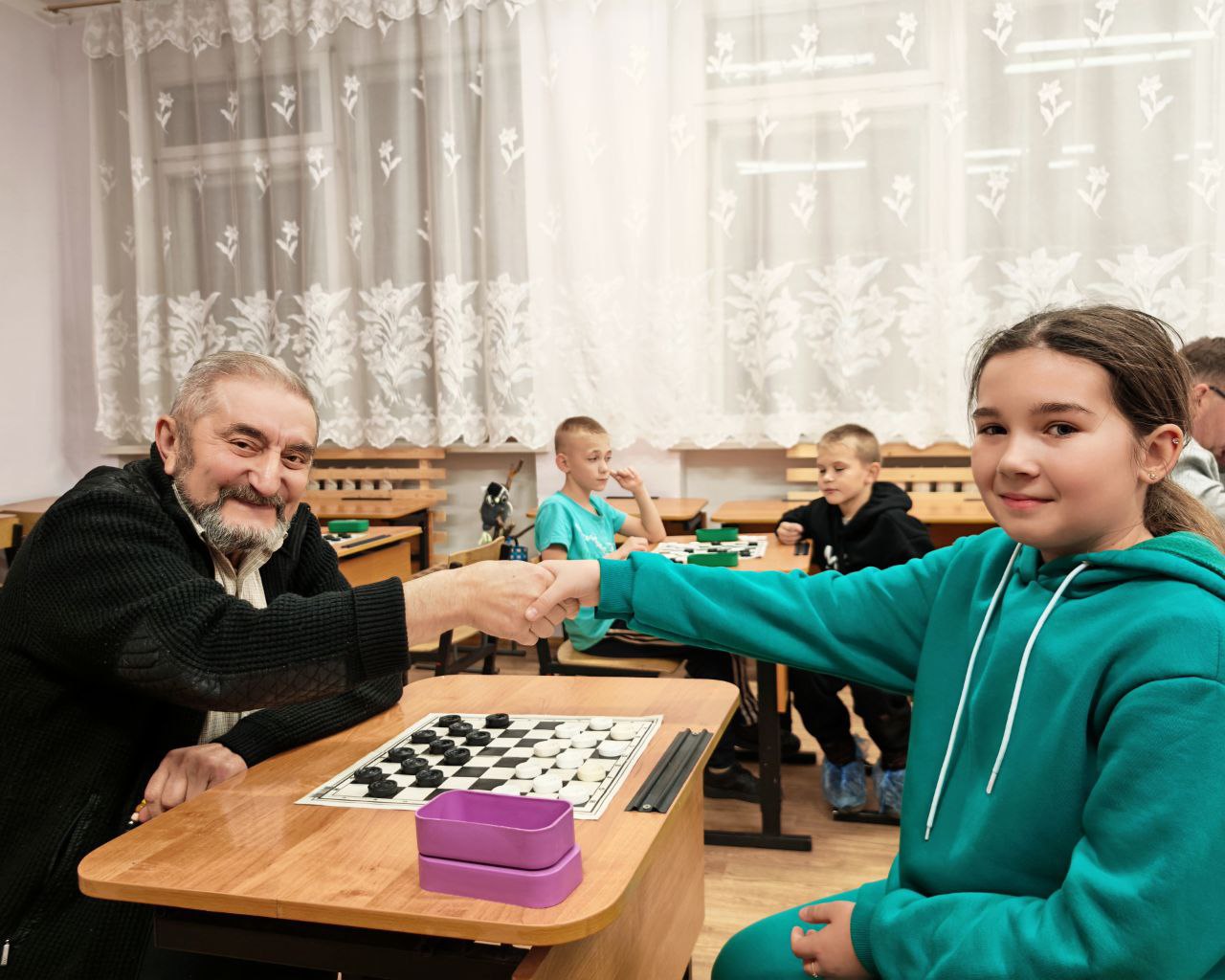 В Плесецком округе членами Общественного совета организован турнир по шашкам с учениками Савинской школы В Плесецком округе членами Общественного совета организован турнир по шашкам с учениками Савинской школы