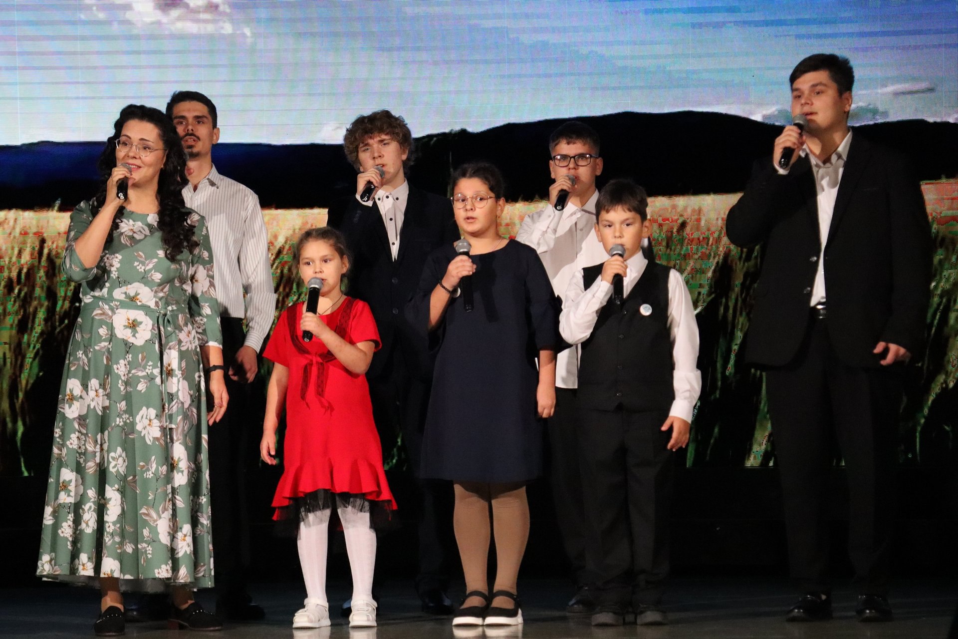 Накануне Всемирного дня ребёнка в культурном центре «Соломбала-Арт» прошло тёплое и душевное событие — торжественное награждение победителей V областного конкурса видеороликов «Семейные ценности и традиции» Накануне Всемирного дня ребёнка в культурном центре «Соломбала-Арт» прошло тёплое и душевное событие — торжественное награждение победителей V областного конкурса видеороликов «Семейные ценности и традиции»