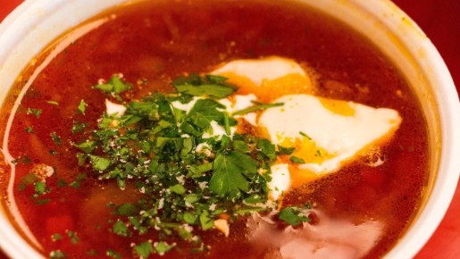 Шеф-повара кладут в борщ неожиданный продукт: суп становится гораздо сытнее