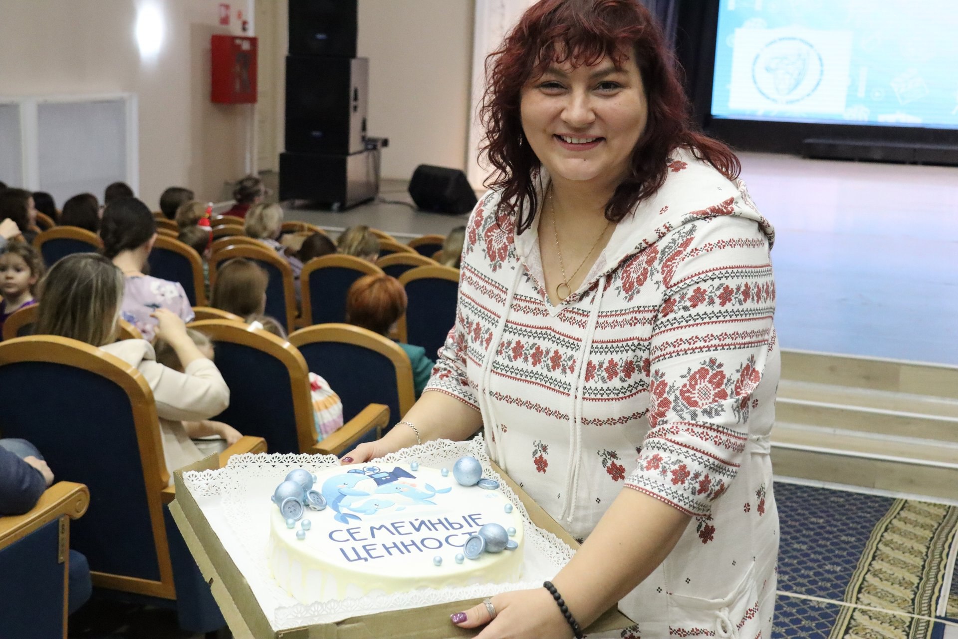 Накануне Всемирного дня ребёнка в культурном центре «Соломбала-Арт» прошло тёплое и душевное событие — торжественное награждение победителей V областного конкурса видеороликов «Семейные ценности и традиции»