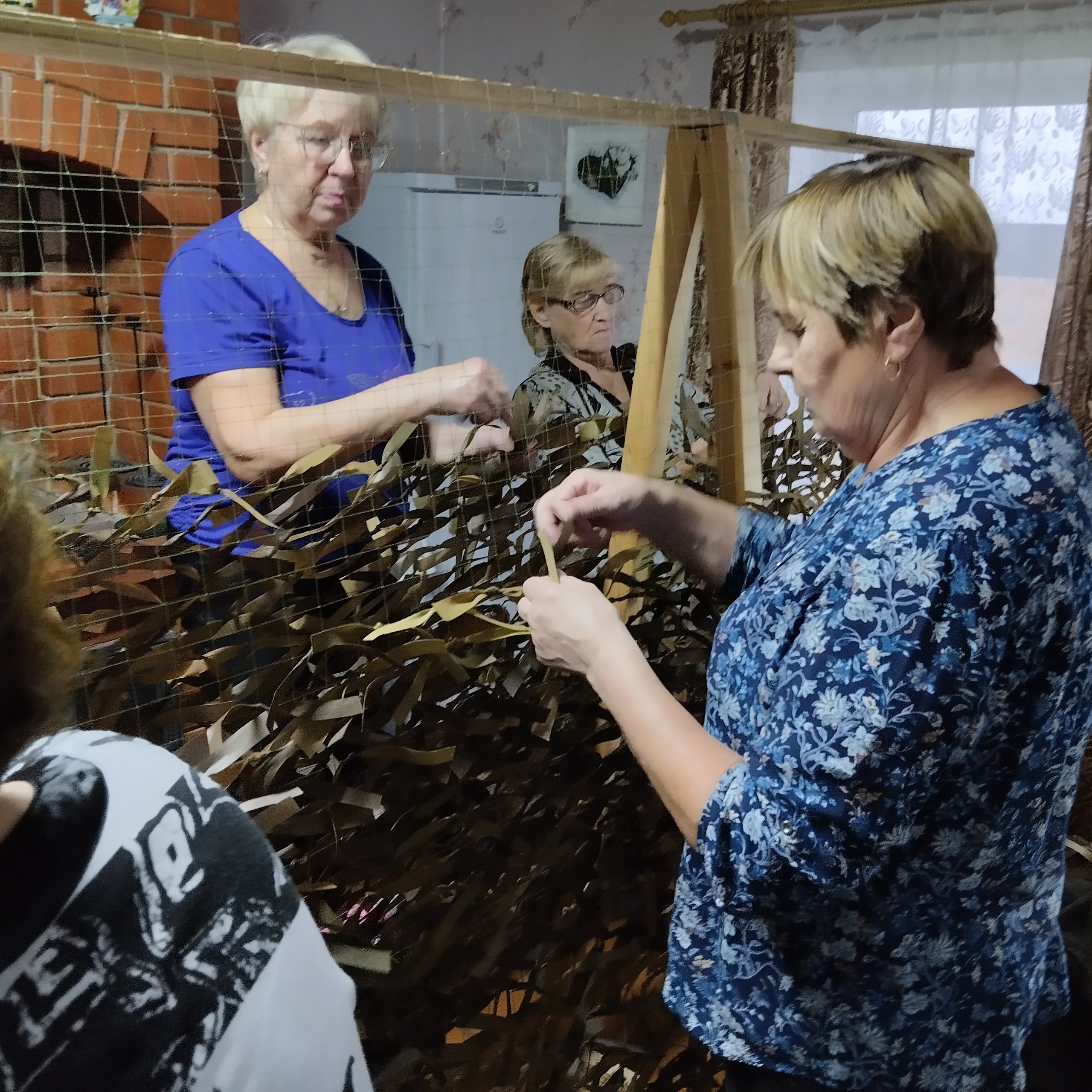 100 маскировочных сетей для бойцов – результат волонтёрской группы «Zа Мир Кегостров» 100 маскировочных сетей для бойцов – результат волонтёрской группы «Zа Мир Кегостров»