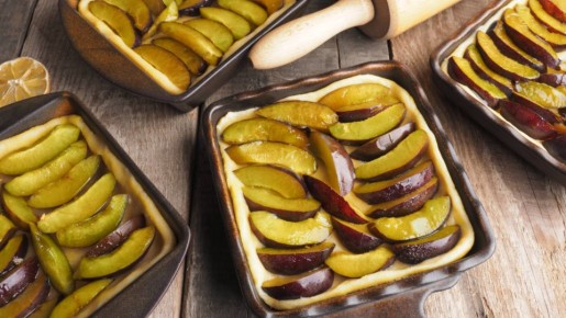 К осеннему столу: нежнейший сливовый пирог из простейших ингредиентов