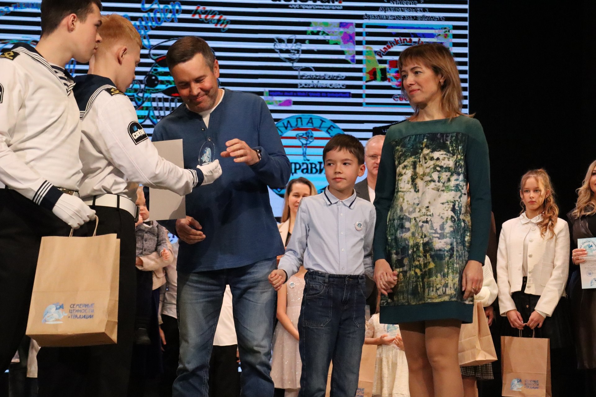 Накануне Всемирного дня ребёнка в культурном центре «Соломбала-Арт» прошло тёплое и душевное событие — торжественное награждение победителей V областного конкурса видеороликов «Семейные ценности и традиции» Накануне Всемирного дня ребёнка в культурном центре «Соломбала-Арт» прошло тёплое и душевное событие — торжественное награждение победителей V областного конкурса видеороликов «Семейные ценности и традиции»