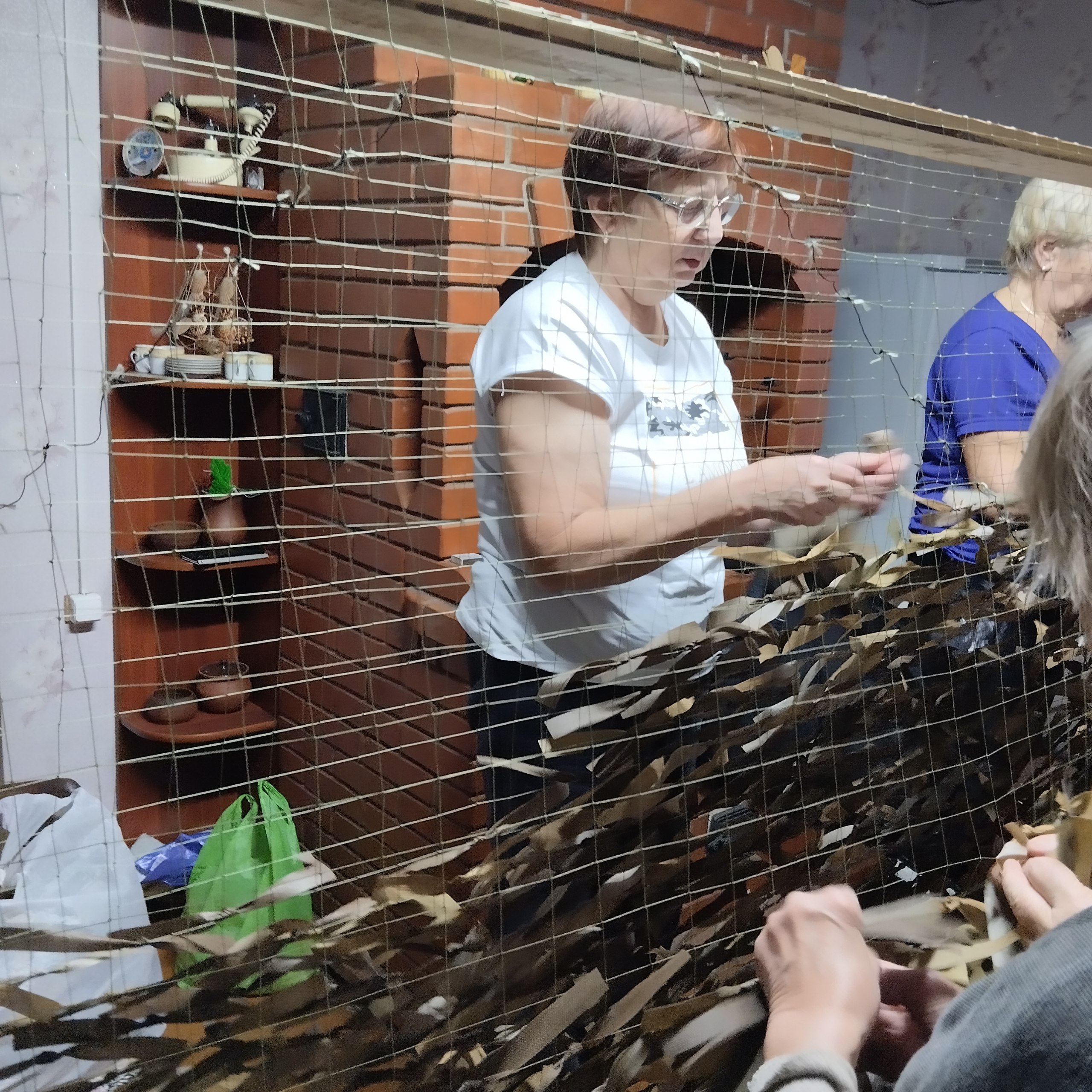 100 маскировочных сетей для бойцов – результат волонтёрской группы «Zа Мир Кегостров» 100 маскировочных сетей для бойцов – результат волонтёрской группы «Zа Мир Кегостров»