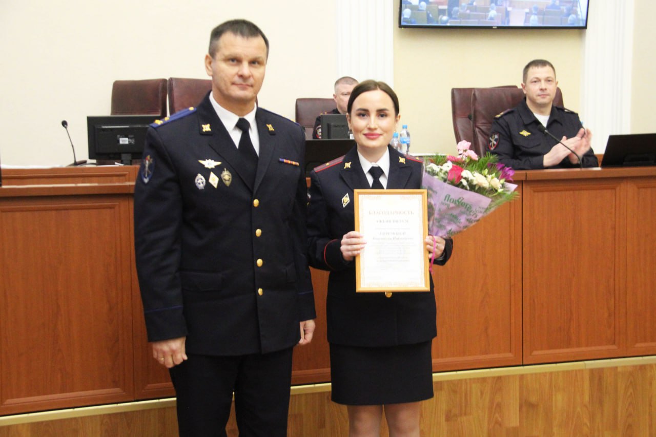 Сегодня в торжественной обстановке врио начальника УМВД России по Архангельской области полковник юстиции Алексей Ситников поздравил участковых уполномоченных полиции с профессиональным праздником и вручил отличившимся... Сегодня в торжественной обстановке врио начальника УМВД России по Архангельской области полковник юстиции Алексей Ситников поздравил участковых уполномоченных полиции с профессиональным праздником и вручил отличившимся...