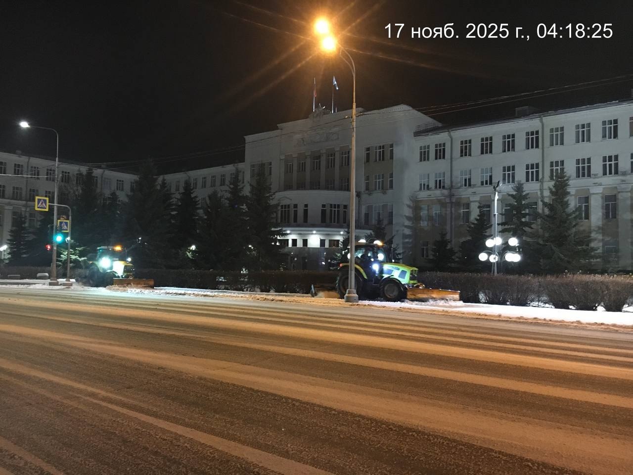 Ежедневно бригады «Мезенского дорожного управления»дорожного участка выполняют работы по очистке тротуаров и проезжей части от снега и устранению зимней скользкости Ежедневно бригады «Мезенского дорожного управления»дорожного участка выполняют работы по очистке тротуаров и проезжей части от снега и устранению зимней скользкости