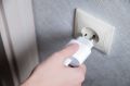 Так делают многие: люди не знают, можно ли оставлять зарядное устройство в розетке