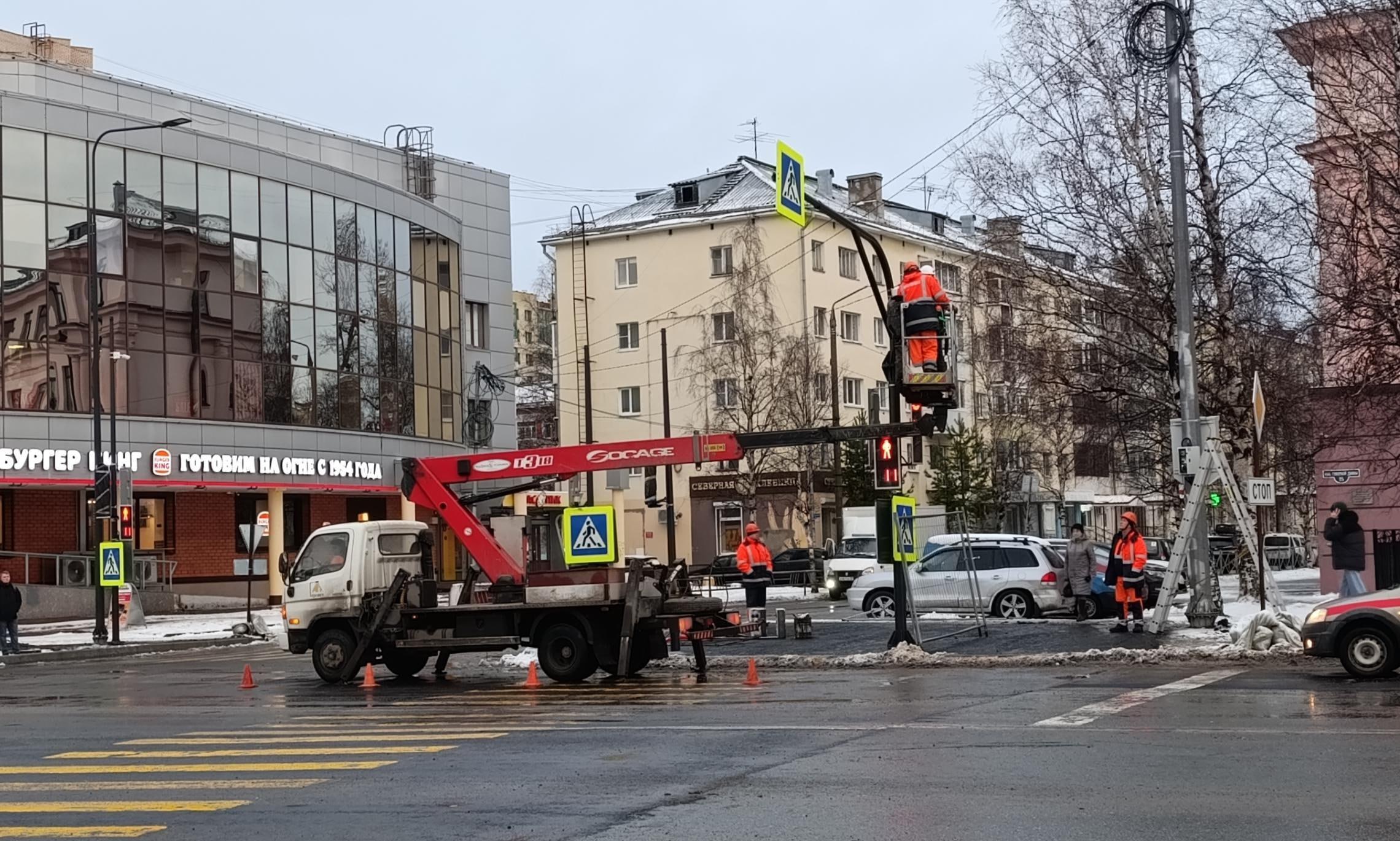 Глава Архангельска рассказал, почему образовалась пробка на только что открытой площади Профсоюзов Глава Архангельска рассказал, почему образовалась пробка на только что открытой площади Профсоюзов